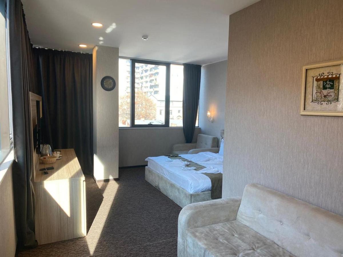 TBT Hotel Tbilisi Buitenkant foto