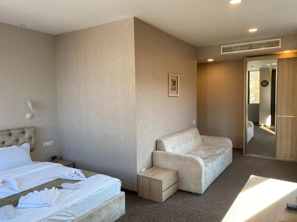 TBT Hotel Tbilisi Buitenkant foto